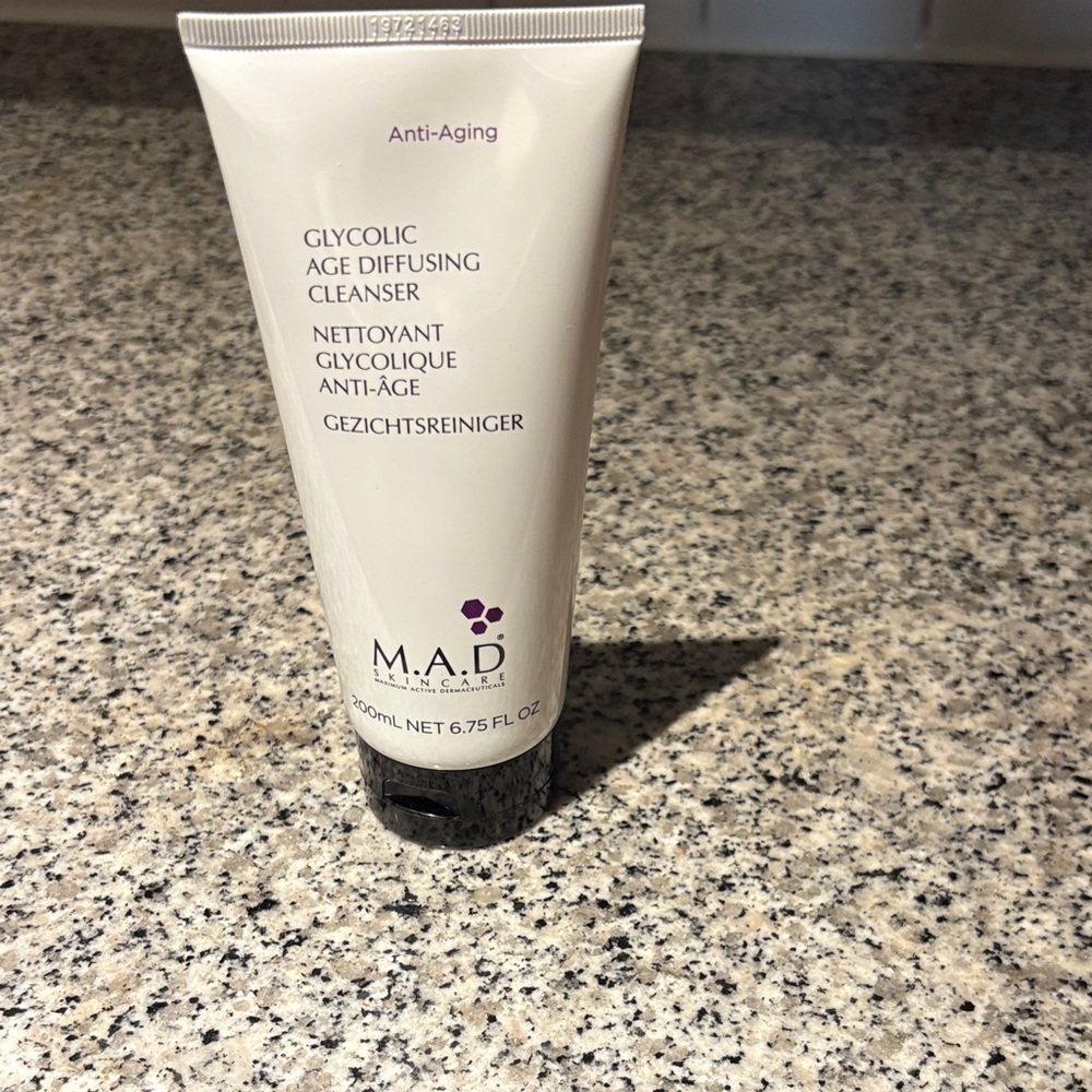 Glycolic Age Diffusing Cleanser - White